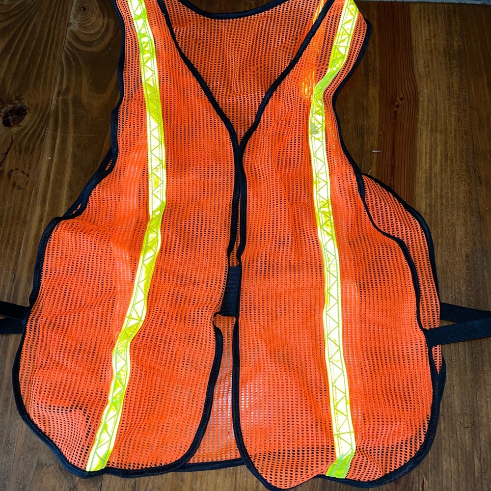 10 safety vest. Some new some used but all in excellent condition.